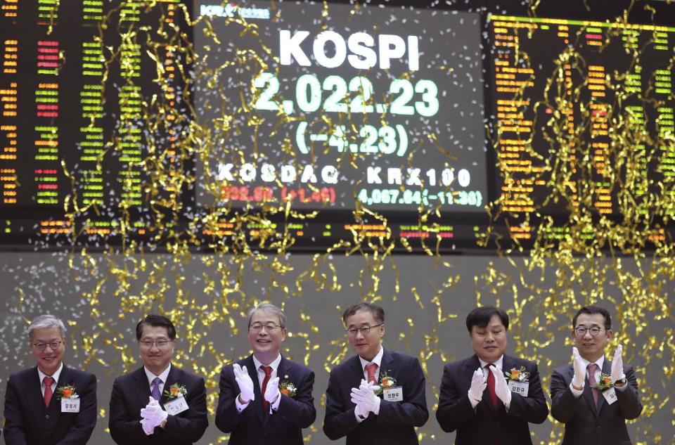 South Korean Chairman of the Financial Services Commission Yim Jong-yong, third from left, applauds with other participants during the opening of the 2017 trading year at the Korea Exchange in Seoul, South Korea, Monday, Jan. 2, 2017. The Korea Composite Stock Price Index (KOSPI) opened at 2,022.23. (AP Photo/Lee Jin-man)