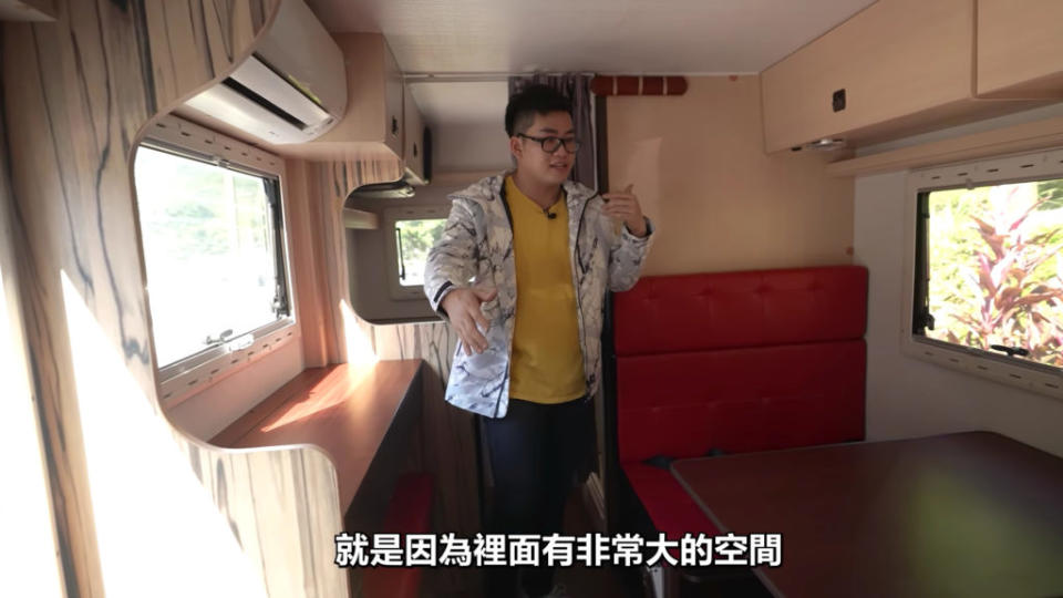 Joeman這次租借的是自走式露營車，裡面有相當多的配備，包含沙發、桌椅、瓦斯爐、電視、冷氣等設施。(圖片來源/ 翻攝自 Joeman YT)