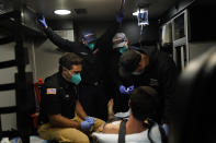 El grupo de sanitarios atiende a la paciente en su ambulancia. (Foto: Jae C. Hong / AP).