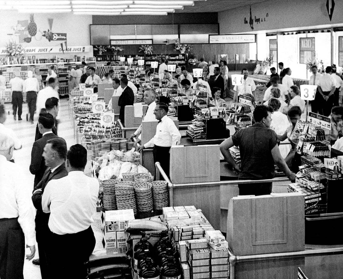 Cashiers at a South Florida Publix in 1959. Doug Kennedy/Miami Herald File