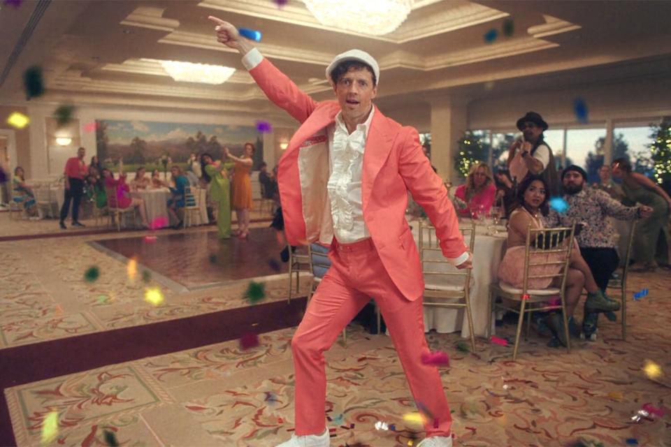 Jason Mraz Shows Off His Moves in Music Video for New Single 'I Feel Like Dancing'
