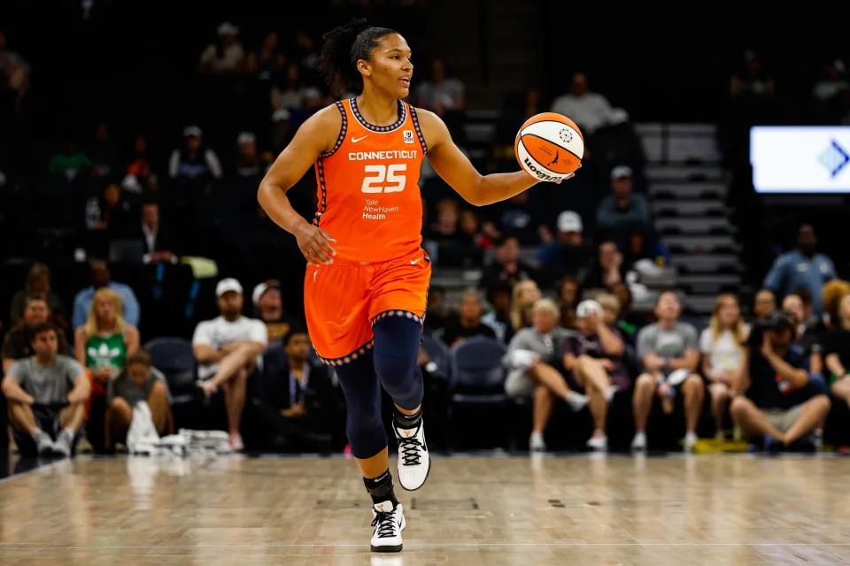 MINNEAPOLIS, MINNESOTA - JUNE 22: Alyssa Thomas #25 of the Connecticut Sun dribbles the ball against the Minnesota Lynx in the first quarter at Target Center on June 22, 2023 in Minneapolis, Minnesota. The Sun defeated the Lynx 89-68. NOTE TO USER: User expressly acknowledges and agrees that, by downloading and or using this Photograph, user is consenting to the terms and conditions of the Getty Images License Agreement. (Photo by David Berding/Getty Images)