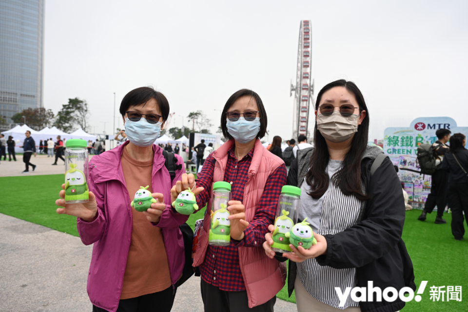 李女士與朋友到場大玩攤位遊戲，贏到不少禮物。