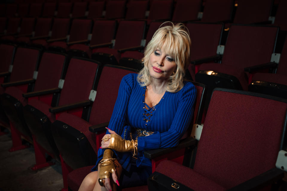 Dolly Parton posa para un retrato en el Celebrity Theater en Dollywood en Pigeon Forge, Tennessee, el viernes 10 de mayo de 2019. (Mike Belleme para The New York Times)