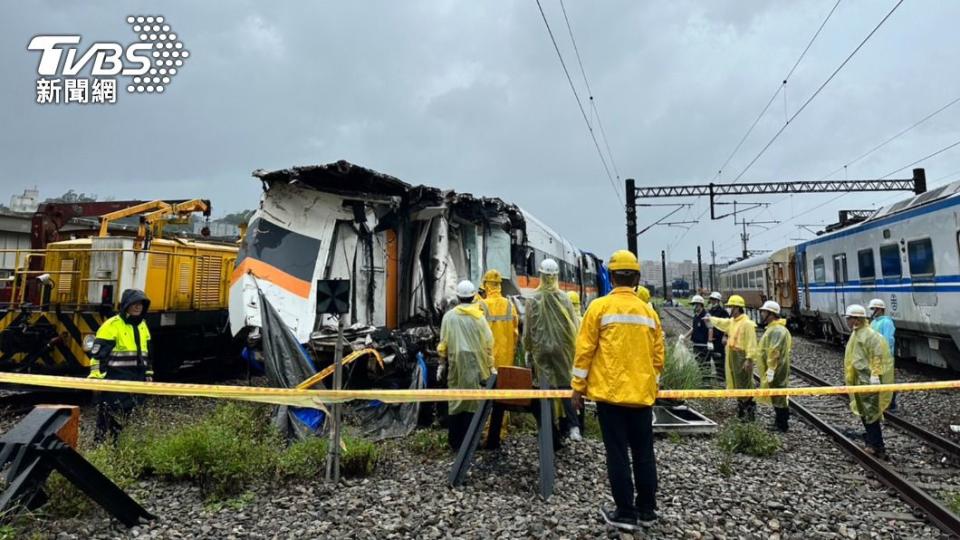 今日鐵路刑大出動6人、鐵警出動4人警戒、台鐵則派出人員18名到七堵機務段繼續搜查。（圖／TVBS）