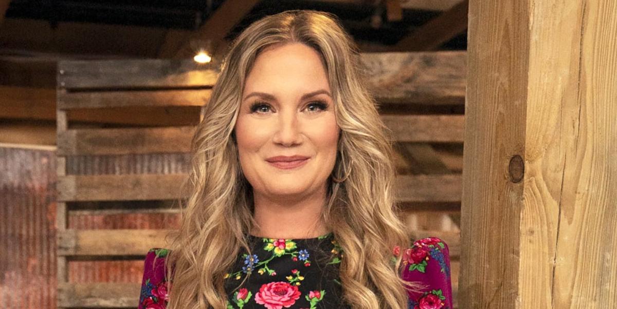 Jennifer Nettles Gets Real About Hosting the Reality Show 'Farmer Wants