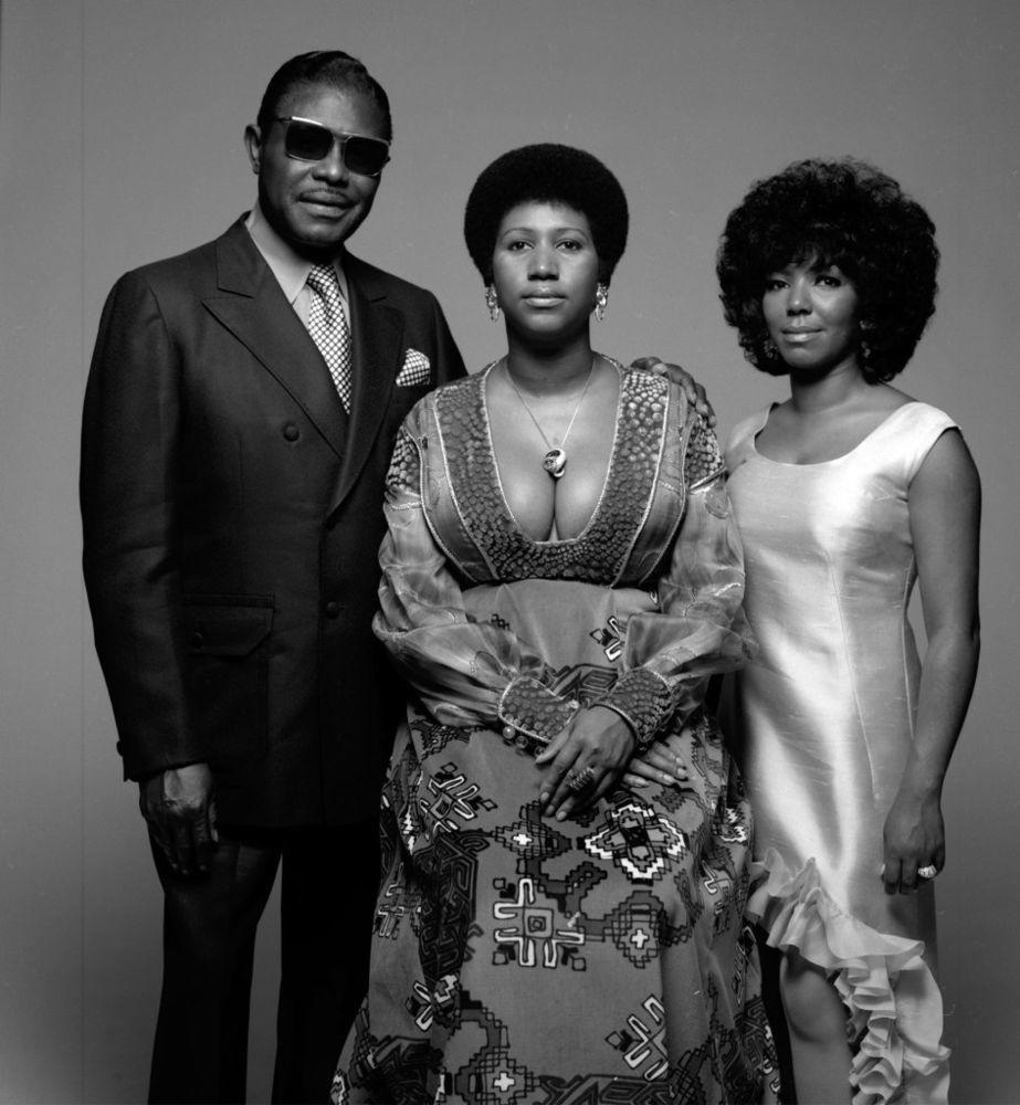 Aretha Franklin (center) with her father, Baptist preacher CL (born Clarence LaVaughn) and her sister her sister, fellow singer Carolyn in New York in 1971.