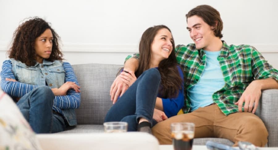 Según los autores del estudio, las mujeres pensamos que si estos hombres ya están en una relación es probable que tengan buenas cualidades, como la bondad. (Foto: Getty)