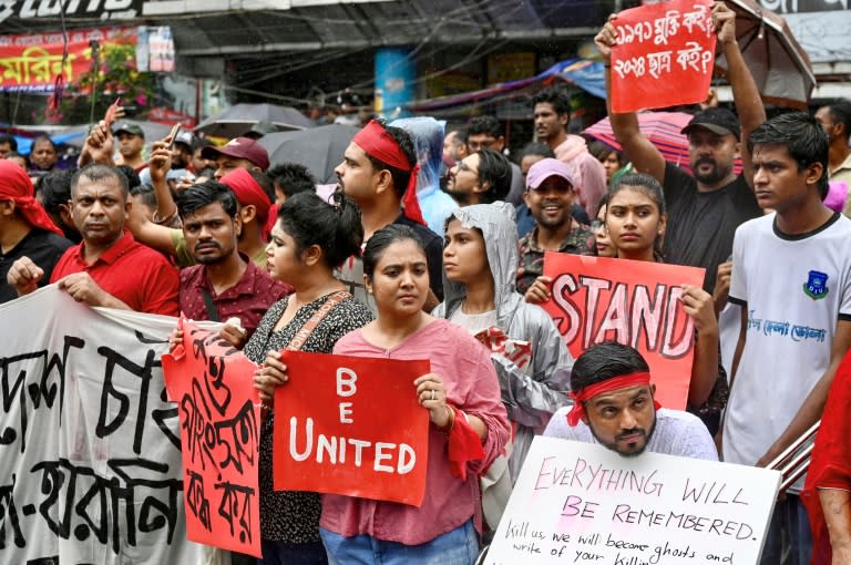 Los manifestantes sostienes carteles y pancartas durante una protesta en demanda de justicia para los arrestados y fallecidos en los disturbios violentos en Bangladés, el 1 de agosto de 2024 en Daca (Munir Uz Zaman)