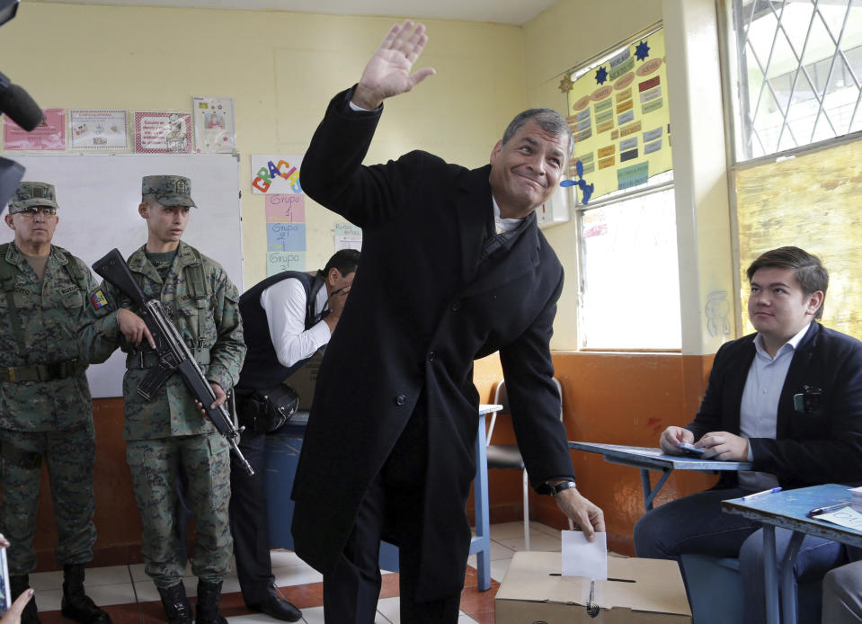 El presidente de Ecuador, Rafael Correa, vota durante las elecciones presidenciales en Quito, Ecuador, el domingo 2 de abril de 2017. Las encuestas arrojaban una votación cerrada entre el candidato oficialista, Lenín Moreno, y el exbanquero de derecha Guillermo Lasso. (AP Foto/Dolores Ochoa)