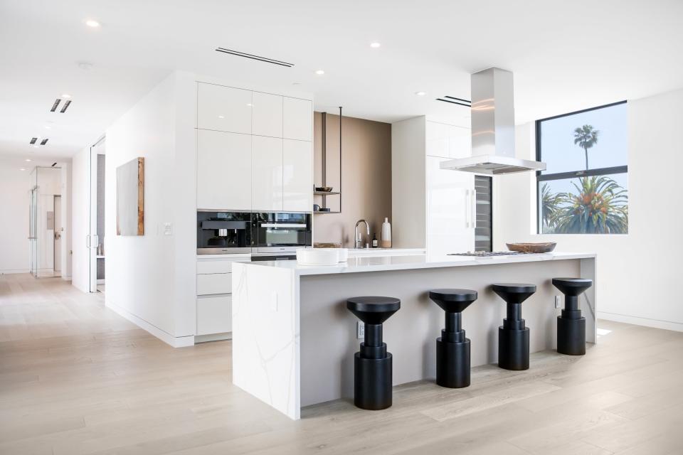 The sleekly designed kitchen within the Gardenhouse project.