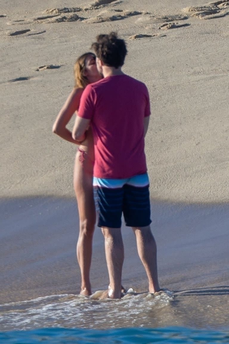 Las fotos de Jason Sudekis a los besos con la modelo y actriz Keeley Hazell en Cabo, México, confirman la relación entre ambos