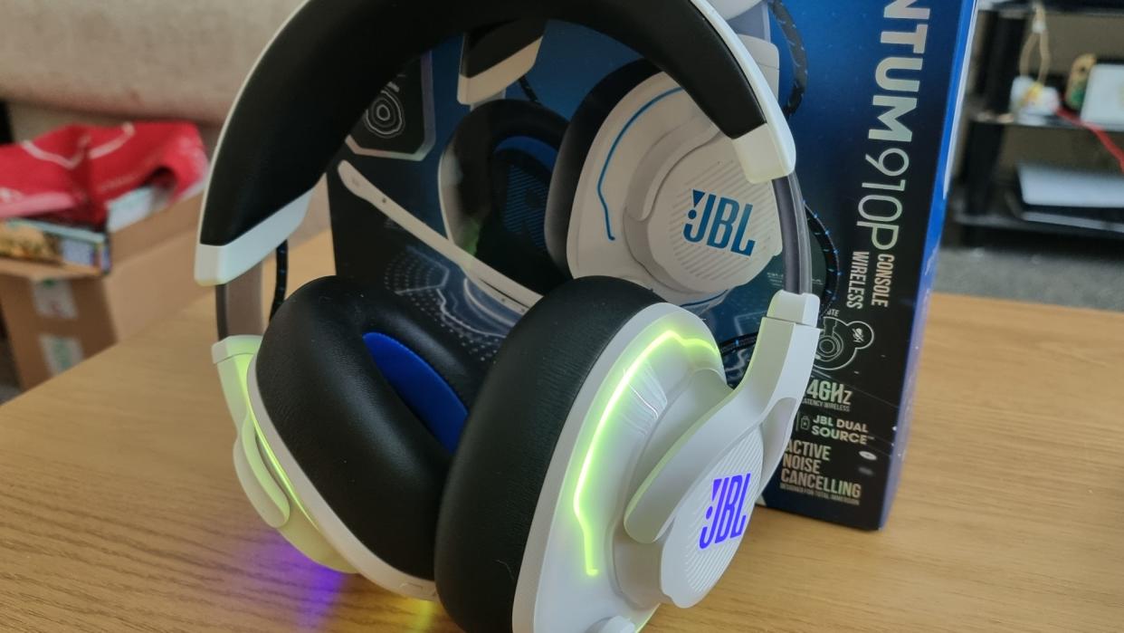  JBL Quantum 910P. 