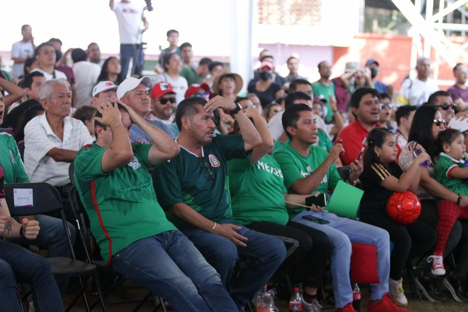 CUERNAVACA, MORELOS. 26  de NOVIEMBRE, 2022.- El gobernador de Morelos,  Cuauhtémoc Blanco Bravo, durante el partido de fútbol Argentina vs México en Qatar 2022.FOTO: MARGARITO PÉREZ RETANA/ CUARTOSCURO.COM