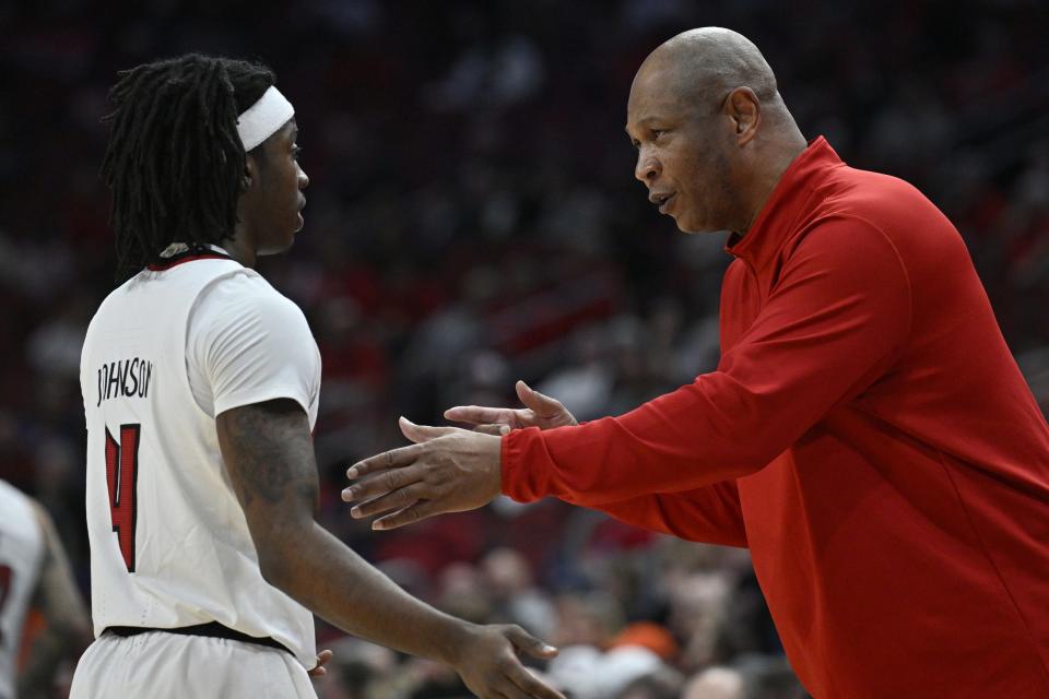 Cardinals coach Kenny Payne talks with guard Ty-Laur Johnson during the first half. Johnson scored seven points in the home loss against Syracuse on Saturday night.