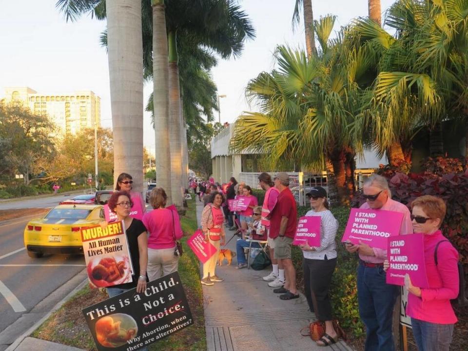 Grupos a favor y en contra de Planned Parenthood frente al Hyatt Regency de Sarasota en marzo de 2017, cuando el hotel acogió la cena y subasta silenciosa de Planned Parenthood of Southwest and Central Florida.