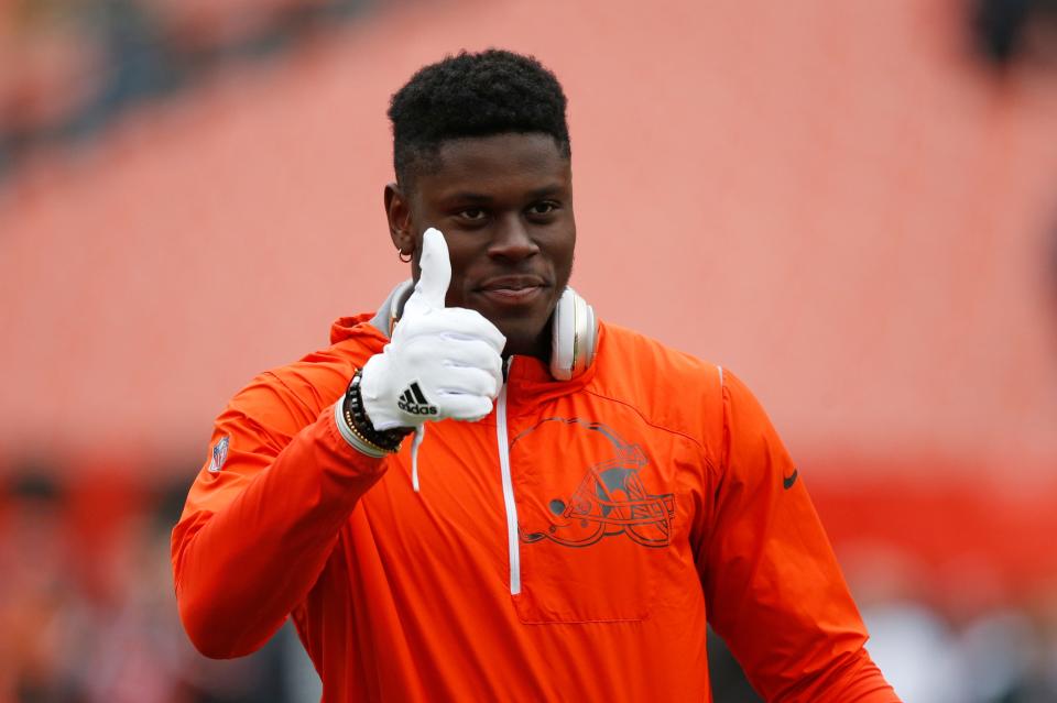 Cleveland Browns tight end David Njoku gives a thumbs up before an NFL football game between the Baltimore Ravens and the Cleveland Browns, Sunday, Dec. 17, 2017, in Cleveland.