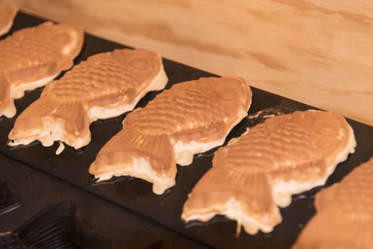 El taiyaki tiene forma de pez tai (besugo), una masa tipo waffle y diferentes rellenos