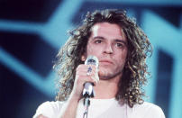 Le fondateur et leader d'INXS, Michael Hutchence, est décédé à l'âge de 37 ans, le 22 novembre 1997, à Sydney, en Australie. Son corps a été retrouvé dans la chambre de l'hôtel Ritz-Carlton, où le musicien avait mis fin à ses jours en utilisant une ceinture pour se pendre. Cependant, sa partenaire de l'époque, Paula Yates, a déclaré aux médias qu'elle était certaine qu'il était mort accidentellement, lors d'un jeu sexuel d'asphyxie auto-érotique qui avait mal tourné.