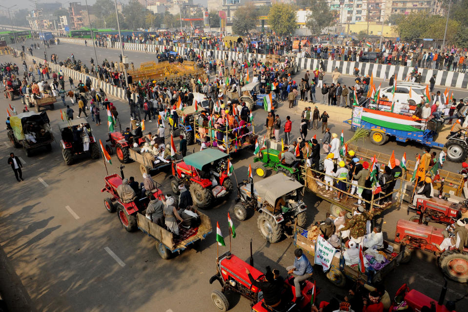 Indian police intervene in farmers during protest in New Delhi