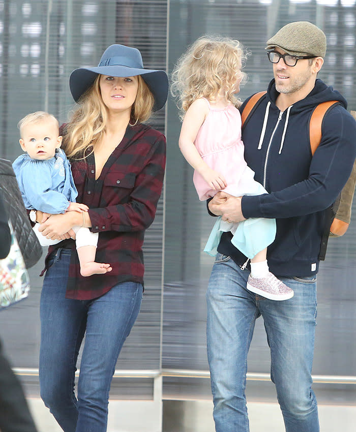 Blake Lively y Ryan Reynolds con sus dos hijas mayores