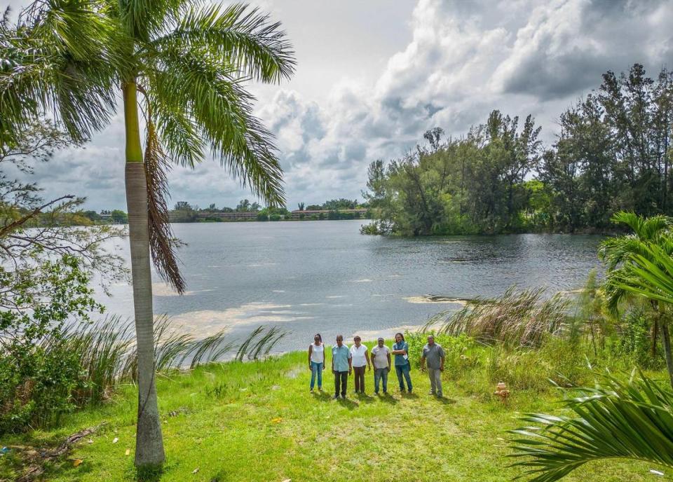 Un grupo de vecinos del barrio de Little River Farms junto a la orilla del lago Silver Blue, donde un urbanizdor quiere construir complejos de apartamentos. Fueron fotografiados el martes 29 de agosto de 2023.