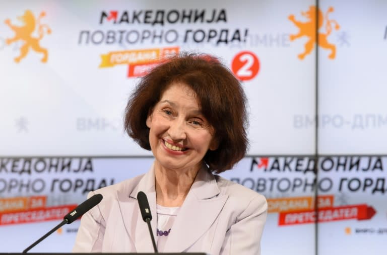 La candidate de droite Gordana Siljanovska-Davkova remporte le premier tour de l'élection présidentielle, le 24 avril 2024 à Skopje, en Macédoine du Nord (Robert ATANASOVSKI)