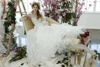 <p>Romantisch und verspielt – dieses Kleid möchte man sich an einer Braut vorstellen, die unter freiem Himmel, umgeben von unzähligen Blumen zum Altar schreitet. (Bild: Rex Features) </p>