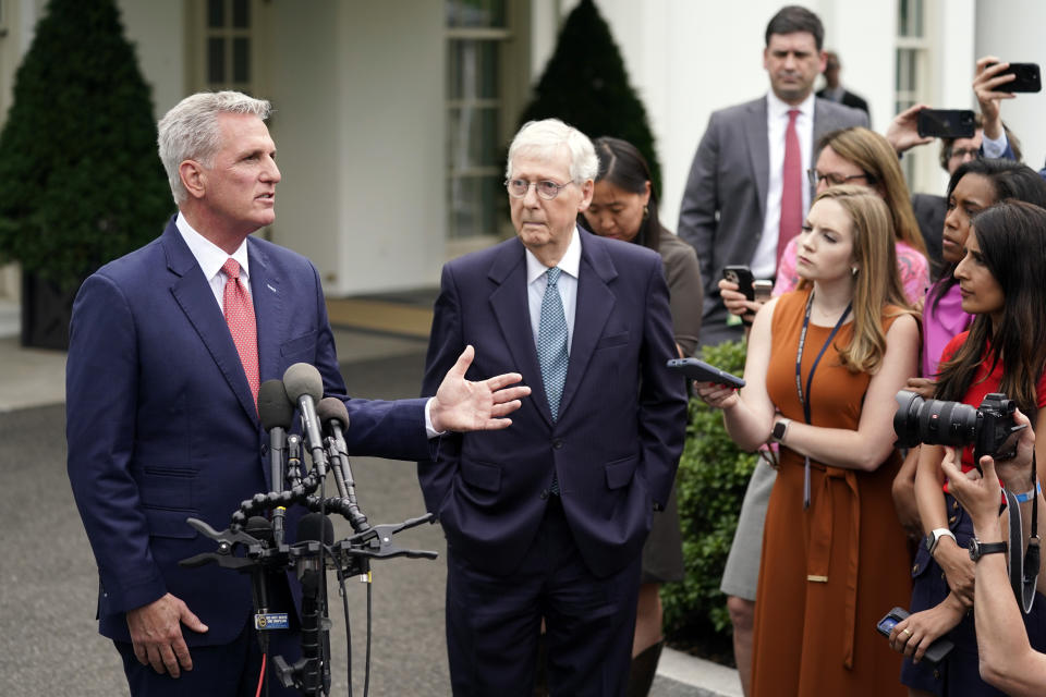 Huisvoorzitter Kevin McCarthy uit Californië, senaatsleider Mitch McConnell uit Kentucky spraken met verslaggevers na een ontmoeting met president Joe Biden, vicepresident Kamala Harris, huisminderheidsleider Hakeem Jeffries uit New York en senaatsleider Chuck Schumer uit New York, in de Oval Office van het Witte Huis, dinsdag 16 mei 2023, in Washington, over het schuldenplafond.  (AP Foto/Evan Vucci)