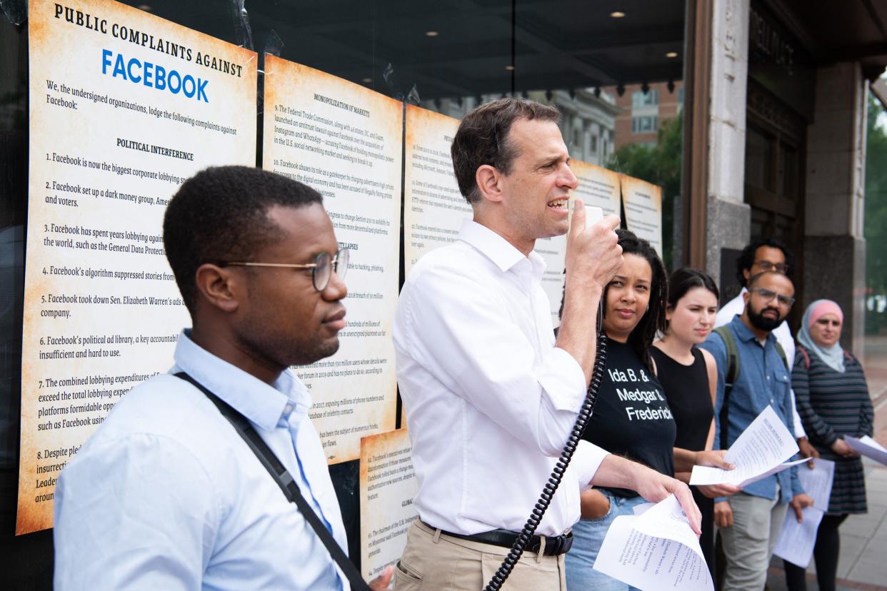 Robert Weissman, president of Public Citizen, speaks at a protest in 2021.