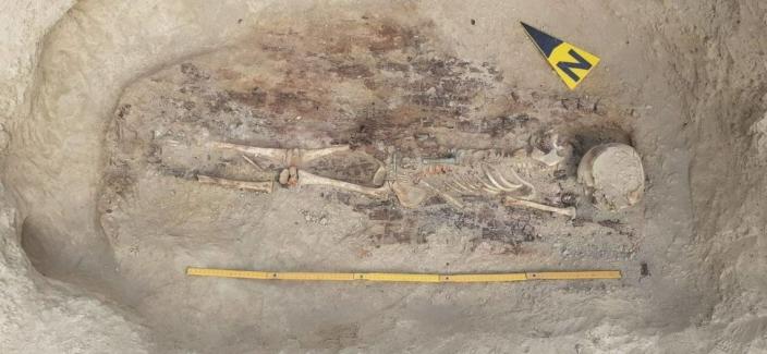 Nietknięty grób szkieletu znaleziony w grobowcu.