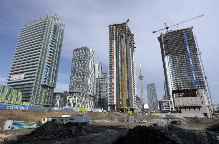 A condominium construction site is seen in Toronto in this March 11, 2014 file photo. Downbeat Canadian jobs and productivity data released on June 6, 2014 showed the economy is still struggling to recover fully despite a strengthening U.S. recovery. REUTERS/Aaron Harris/Files (CANADA - Tags: BUSINESS CONSTRUCTION REAL ESTATE)