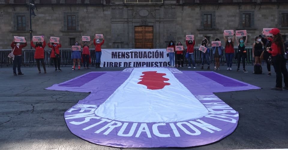 Mujeres protestaron en la plancha del Zócalo para exigir el retiro del impuesto IVA a productos de higiene íntima, así como una desestigmatización de la menstruación.