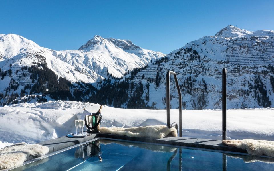 The outdoor hot tub at überHaus in Lech