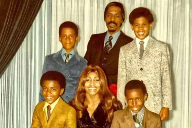 Tina Turner junto a sus cuatro hijos en la década del 70