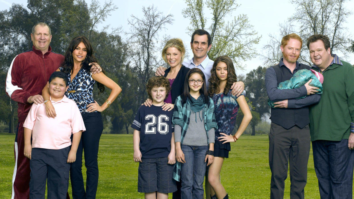  The cast of Modern Family standing for a group photo 