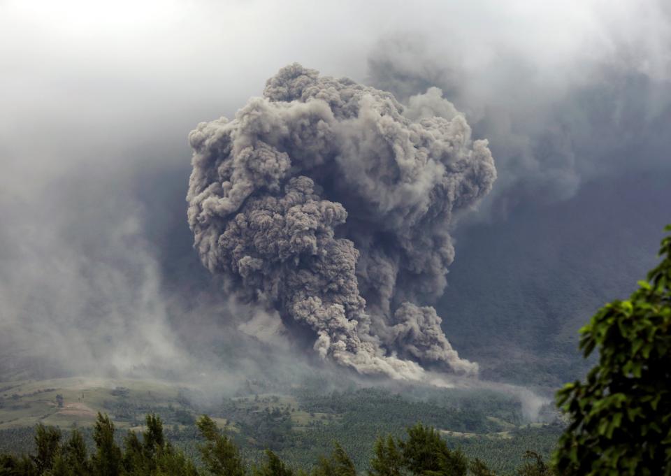 <p>FRM42. DARAGA (FILIPINAS), 22/01/2018.- El volcán Mayon entra de nuevo en erupción expulsando gases y ceniza a 5.000 metros de altura, en la ciudad de Daraga, en el este de Filipinas, hoy 23 de enero de 2018. El número de evacuados por el volcán supera los 37.000 ante la amenaza de explosiones más potentes. EFE/ Francis R. Malasig </p>