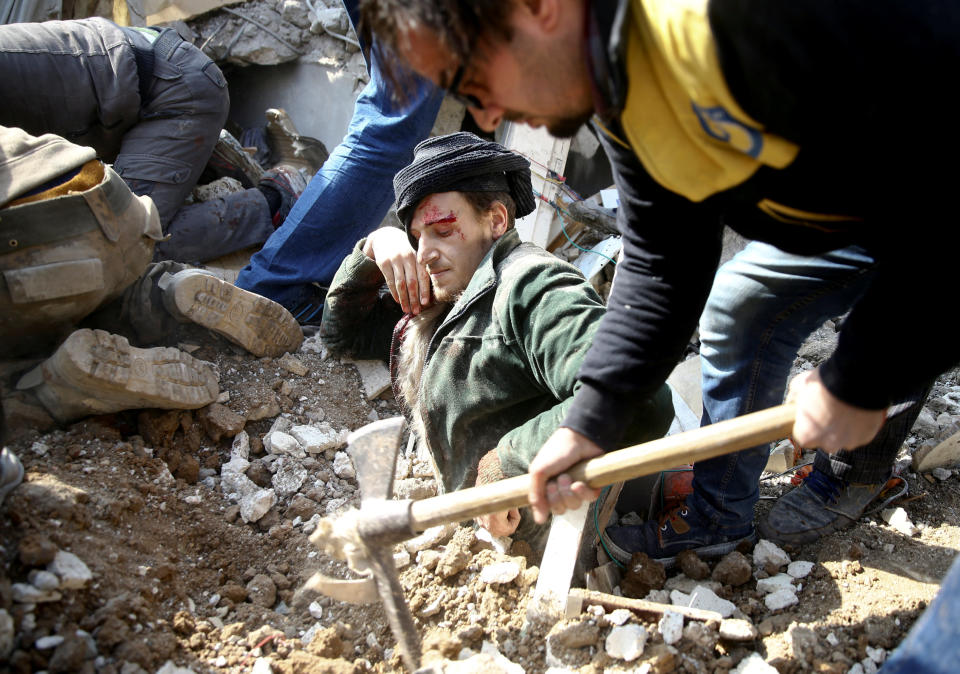 <p>Un hombre se queda atrapado bajo los escombros tras un ataque aéreo sobre Guta (Siria). El autor estaba en la zona tomando imagenes cuando oyó el sonido de las bombas. Vio a este hombre, que estaba siendo rescatado, y le sorprendió su frialdad, ya que acababa de perder a su hijo y él mismo estaba herido. Sin embargo, en ningún momento gritó.<br><br>Foto: REUTERS/Bassam Khabieh </p>