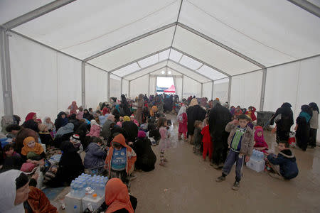 Displaced Iraqi people gather at Hammam al-Alil camp, as Iraqi forces battle with Islamic State militants in Mosul, Iraq, March 23, 2017. REUTERS/Khalid al Mousily