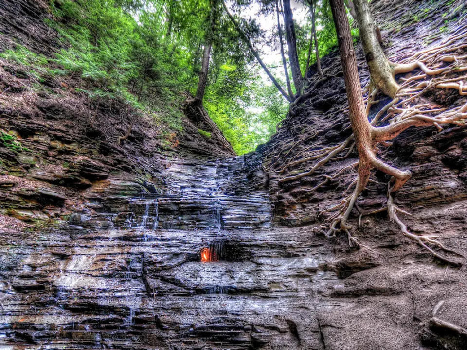 Ein Feuerstrahl hinter einem Wasserfall im US-Bundesstaat New York. - Copyright: Kim Carpenter/Flickr