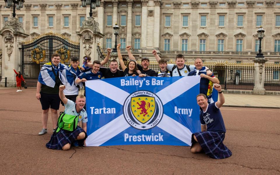 Scotland fans from Prestwick pose outside Buckingham Palace - Jamie Lorriman