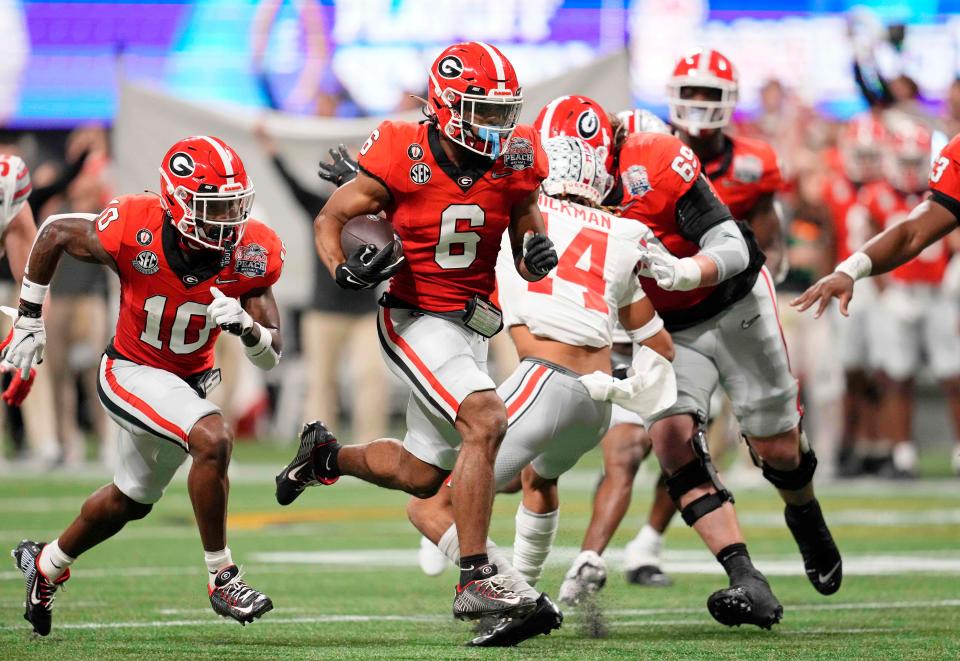 Georgia running back Kenny McIntosh (6) runs with the ball for a touchdown against Ohio State during the first quarter of the 2022 Peach Bowl at Mercedes-Benz Stadium.