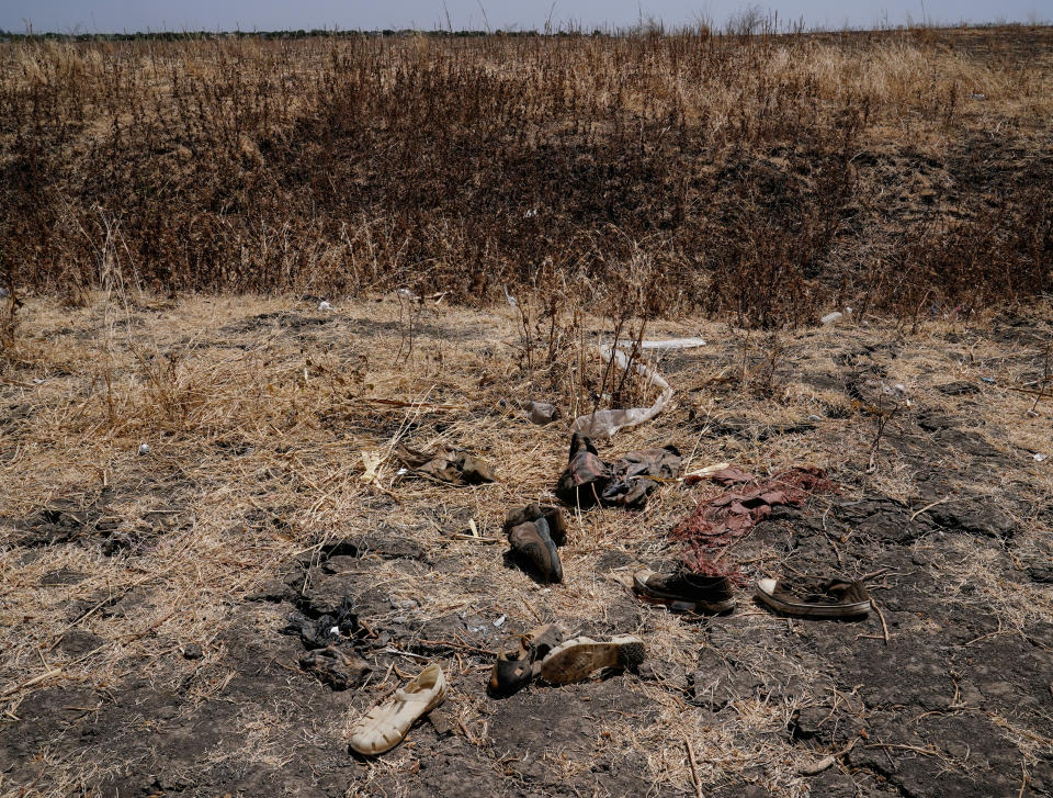 Calzados abandonados en Tigray tras una masacre de esra guerra olvidada.(Photo by Jemal Countess/Getty Images)