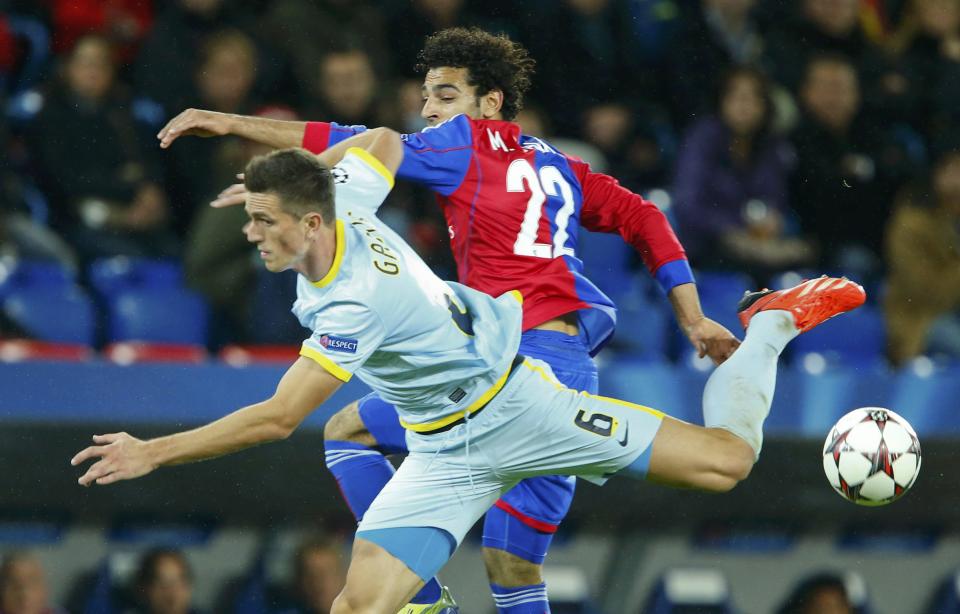 FC Basel's Mohamed Salah challenges Steaua Bucharest's Florin Gardos (L) during their Champions League Group E soccer match at St. Jakob-Park in Basel November 6, 2013. REUTERS/Ruben Sprich (SWITZERLAND - Tags: SPORT SOCCER)