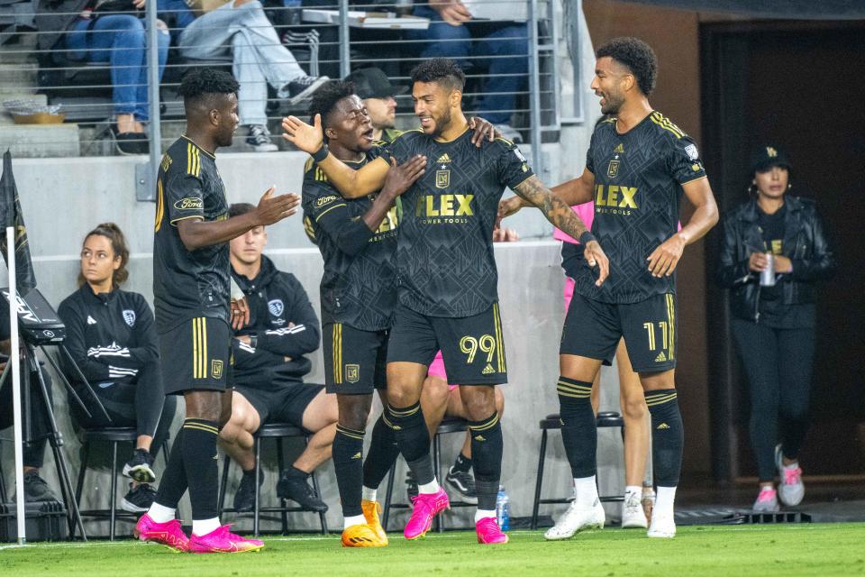 Denis Bouanga celebrando un gol contra Kansas City el pasado 17 de mayo. (Shaun Clark/Getty Images)