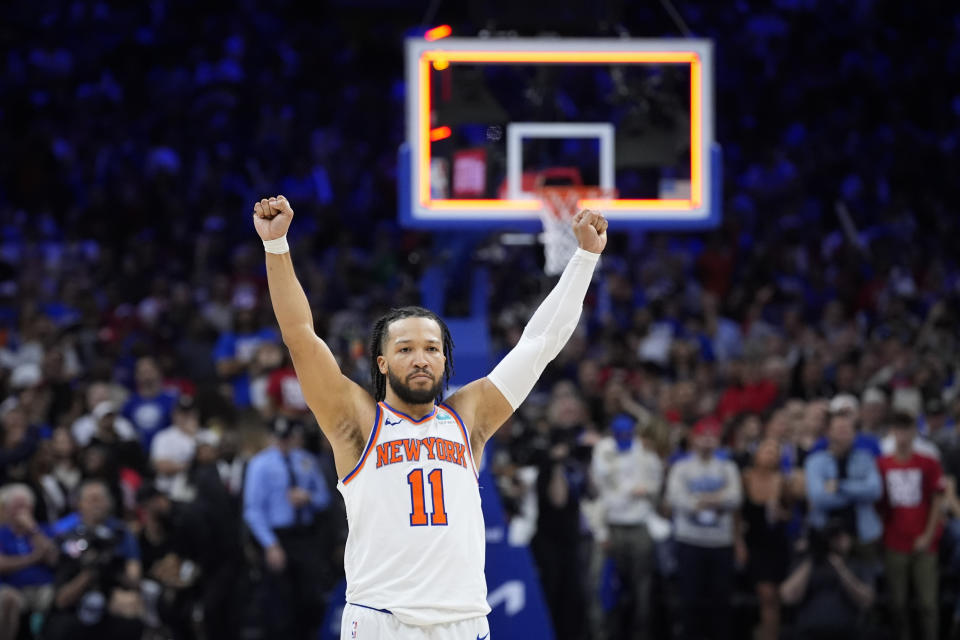 Jalen Brunson de los Knicks de Nueva York reacciona tras ganar el juego 6 de la serie de primera ronda ante los 76ers de Filadelfia el jueves 2 de mayo del 2024. (AP Foto/Matt Slocum)
