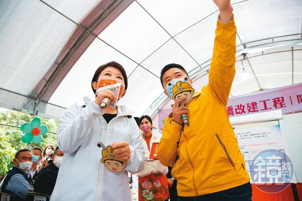 選戰最後關頭，顏寬恒（右）選情告急，日前與台中市長盧秀燕（左）同台打出政策牌，力爭中間及年輕選民認同。
