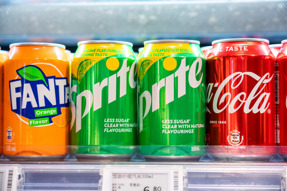 Pack de 12 latas de Coca-Cola Light puede ser tuya por $86 pesos (Foto: Alex Tai/SOPA Images/LightRocket via Getty Images)
