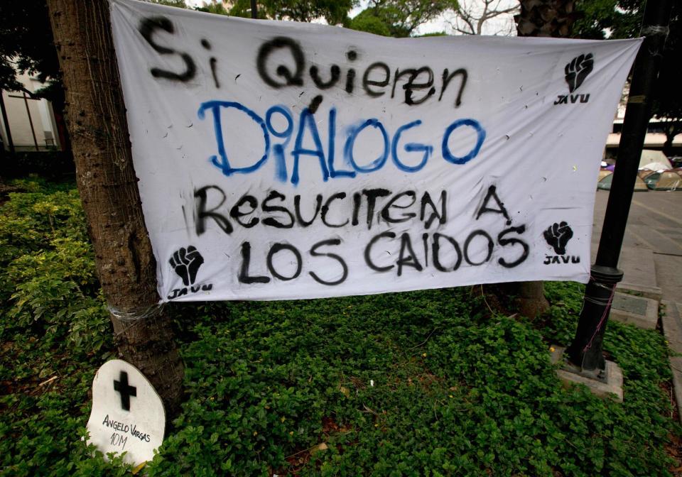 Una pancarta con una leyenda alusiva a las víctimas de las protestas antigubernamentales fue colocada donde están acampados estudiantes en el municipio de Chacao, en Caracas, Venezuela, el jueves 24 de abril de 2014. (AP Photo/Fernando Llano)