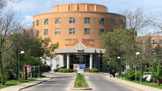 Lakeshore General Hospital in Pointe-Claire is reducing services due to staff shortages. (David Gentile/Radio-Canada - image credit)